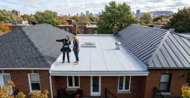 Quel revêtement de toiture choisir à Montréal : bardeaux, membrane ou tôle ?