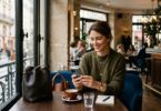 Couple se rencontrant pour la première fois dans un café après une rencontre en ligne