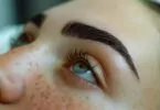 Les gestes à adopter pour des sourcils parfaitement dessinés et mis en valeur.