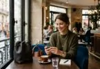 Couple se rencontrant pour la première fois dans un café après une rencontre en ligne
